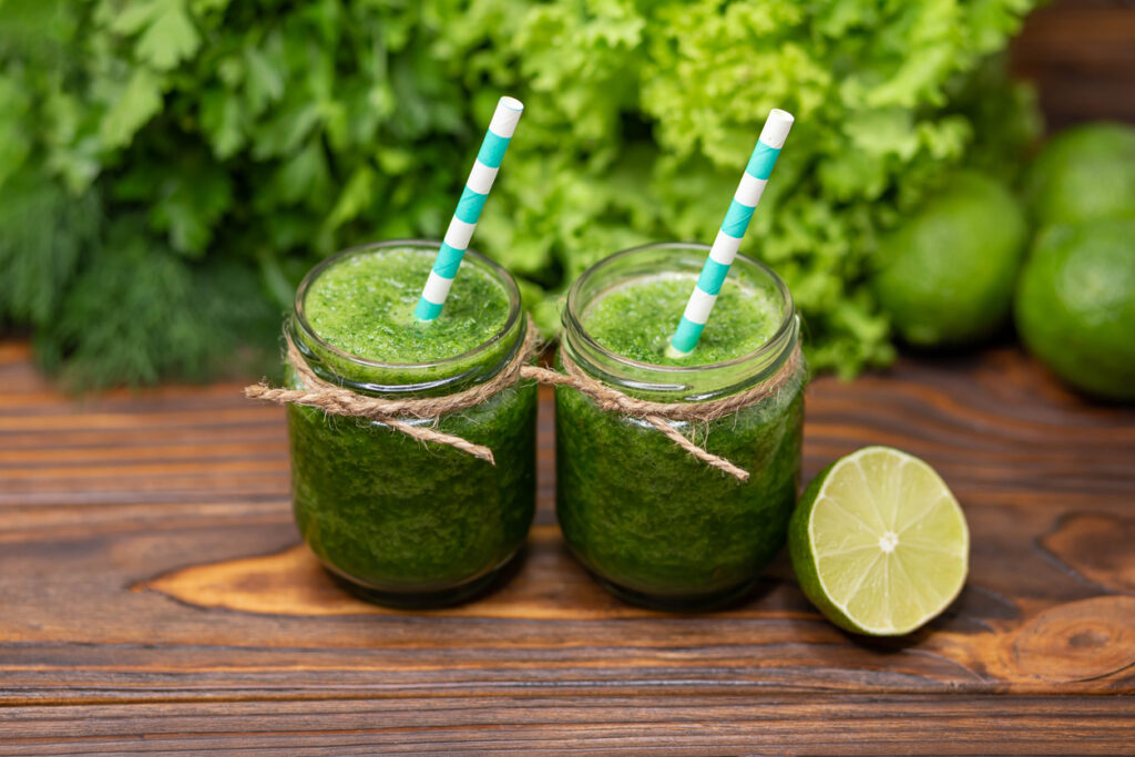 Dois copos de suco vegetal verde;