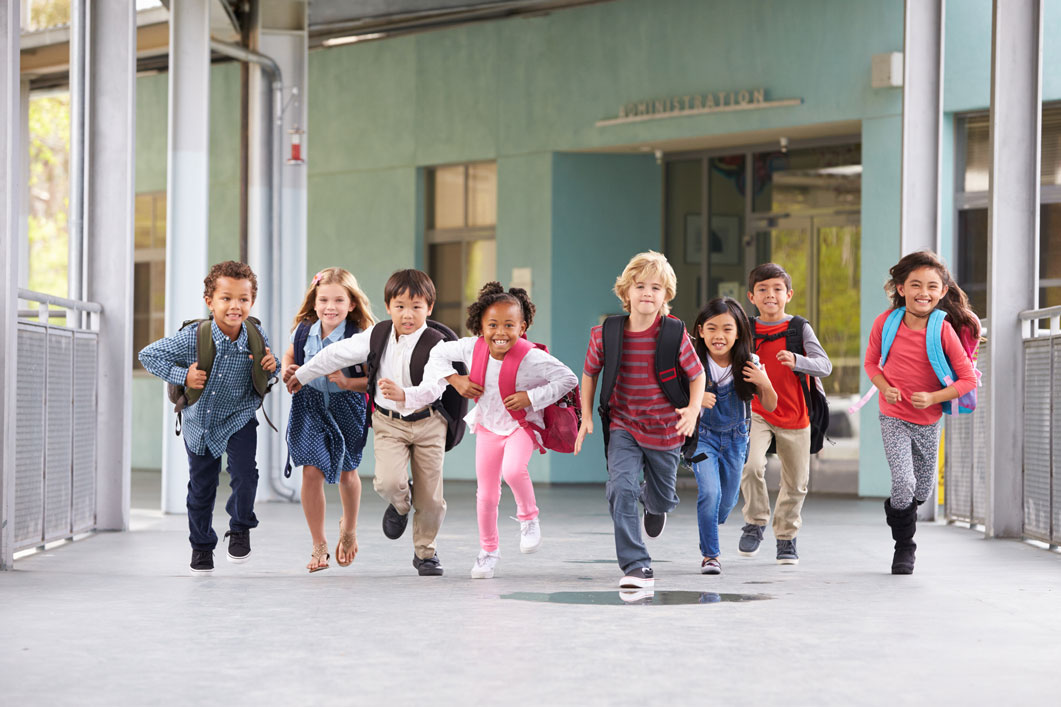 Crianças da educação infantil correndo.