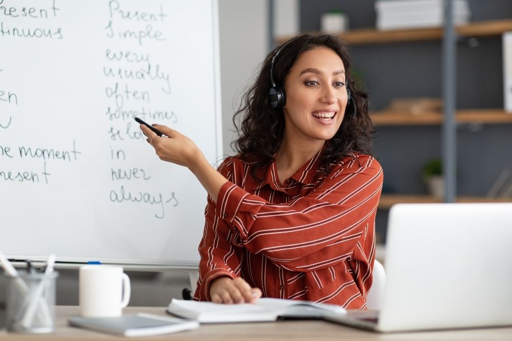 professora ensinando vocabulário em inglês em uma aula online.