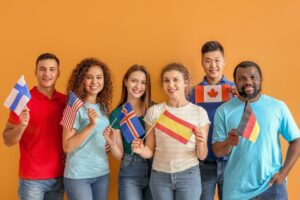 jovens segurando bandeiras de diferentes países em celebração multicultural.