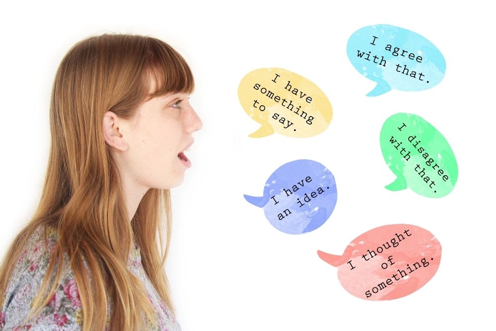 jovem garota falando com balões de fala coloridos ao lado, contendo frases em inglês como “I have something to say” e “I agree with that”.