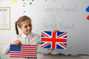 Estudante comparando o inglês americano e britânico com bandeiras.