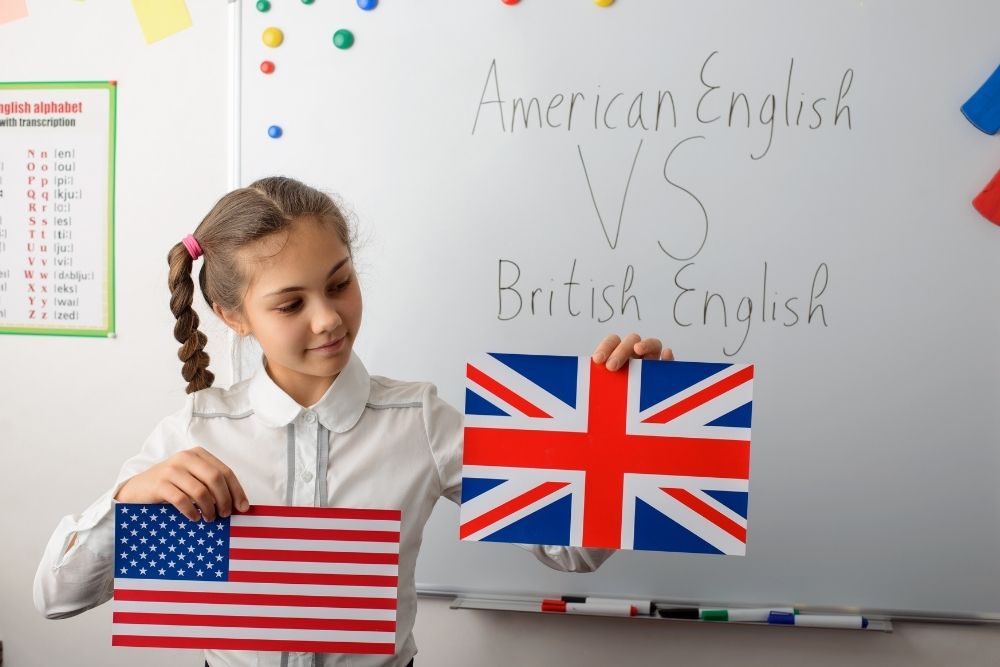 Estudante comparando o inglês americano e britânico com bandeiras.